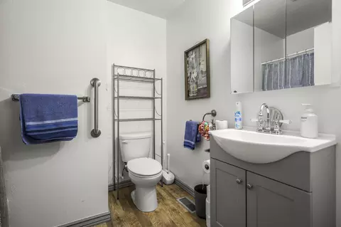 Bath - 1556 Minor St, Redding, CA 96002 photo 4 of 4
