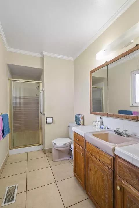 Bath - 1556 Minor St, Redding, CA 96002 photo 2 of 4