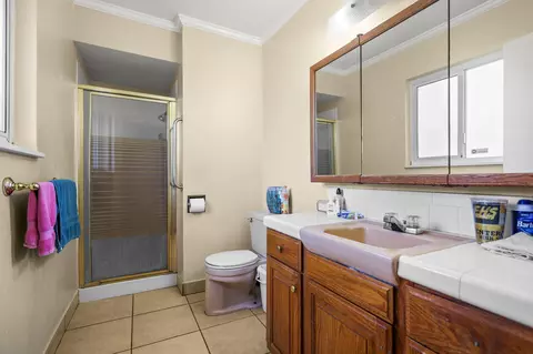 Bath - 1556 Minor St, Redding, CA 96002 photo 1 of 4