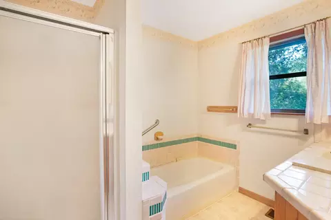 Bath - 14311 Indian Acres Trl, Redding, CA 96003 photo 3 of 4
