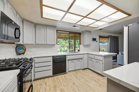 Kitchen - 891 Sunriver Ln, Redding, CA 96001 photo 3 of 4
