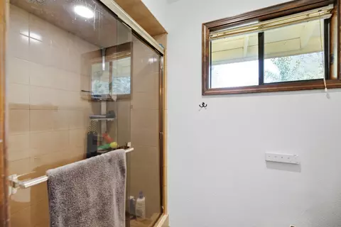 Bath - 891 Sunriver Ln, Redding, CA 96001 photo 2 of 3