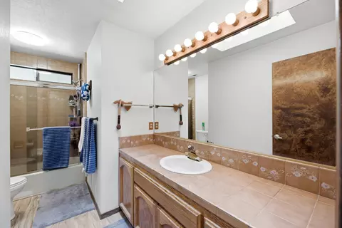 Bath - 891 Sunriver Ln, Redding, CA 96001 photo 3 of 3