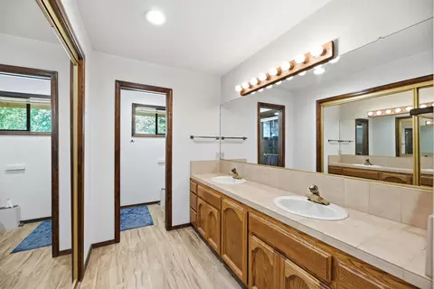 Bath - 891 Sunriver Ln, Redding, CA 96001 photo 1 of 3