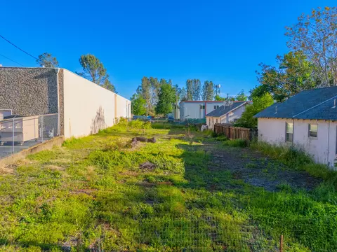1424 Spruce St, Redding, CA 96001 photo 2