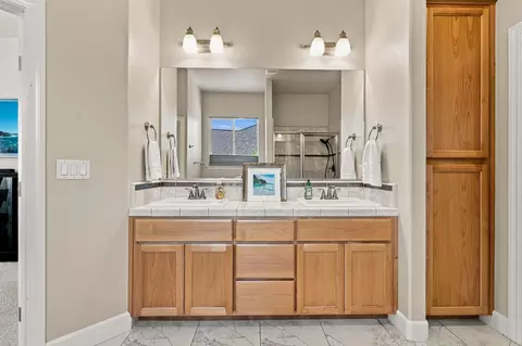 Bath - 5707 Constitution Way, Redding, CA 96003 photo 2 of 7