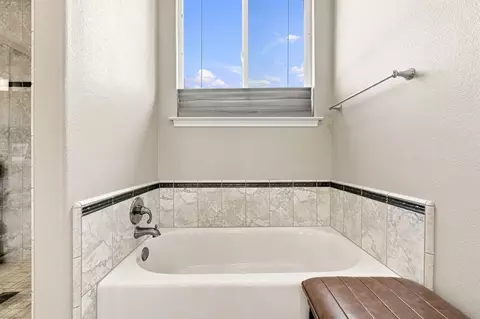 Bath - 5707 Constitution Way, Redding, CA 96003 photo 3 of 7