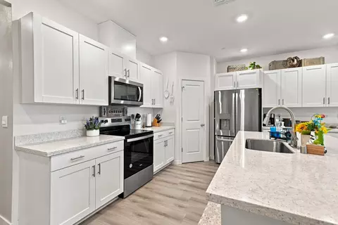Kitchen - 5237 Monaco Pkwy, Redding, CA 96002 photo 5 of 5