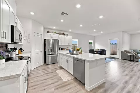 Kitchen - 5237 Monaco Pkwy, Redding, CA 96002 photo 4 of 5