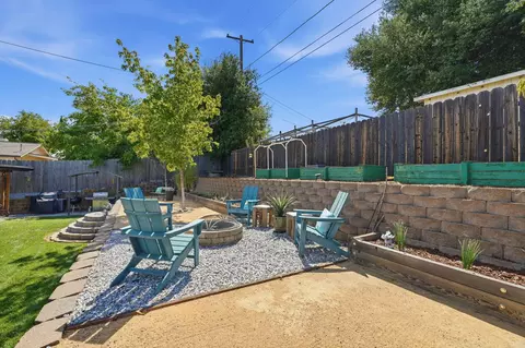 Exterior - 1360 Hemlock Ave, Anderson, CA 96007 photo 6 of 12