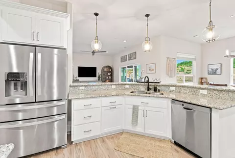 Kitchen - 4689 Kilkee Dr, Redding, CA 96001 photo 5 of 6