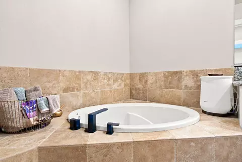 Bath - 4689 Kilkee Dr, Redding, CA 96001 photo 2 of 5