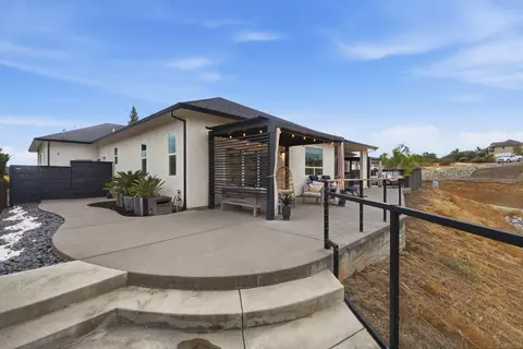 Exterior - 4689 Kilkee Dr, Redding, CA 96001 photo 7 of 13