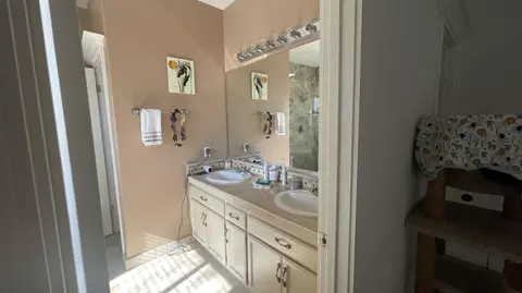 Bath - 208 Viking Ct, Windsor, CA 95492 photo 2 of 2