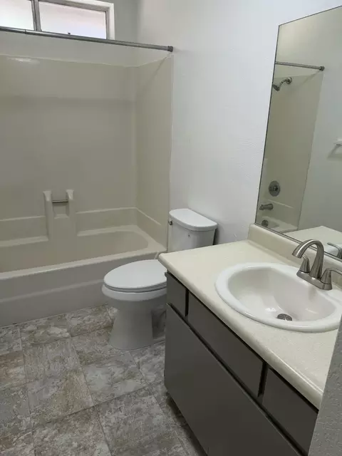Bath - 1073 Fallon Ct, Redding, CA 96003 photo 1 of 2