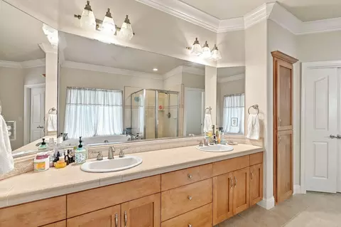 Bath - 2323 Tradition Way, Redding, CA 96001 photo 4 of 6