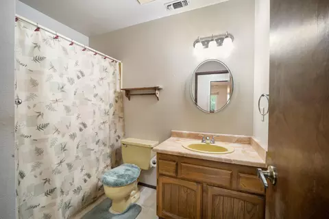 Bath - 5637 Cascade Dr, Redding, CA 96003 photo 1 of 2