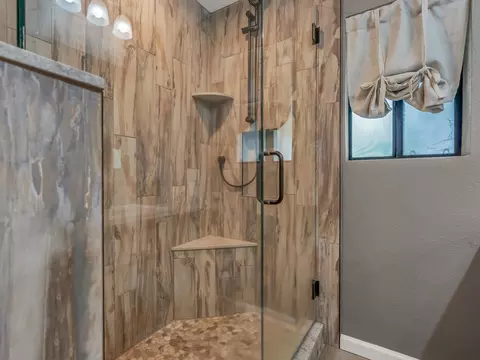 Bath - 6905 Scotview Ln, Anderson, CA 96007 photo 2 of 4