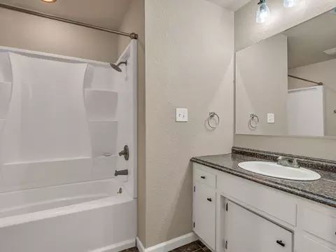 Bath - 6905 Scotview Ln, Anderson, CA 96007 photo 3 of 4
