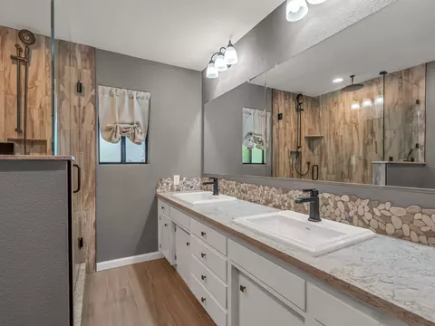 Bath - 6905 Scotview Ln, Anderson, CA 96007 photo 1 of 4