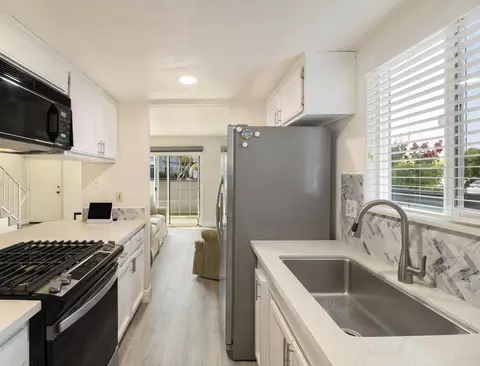 Kitchen - 200 Ridgetop Dr #4, Redding, CA 96003 photo 4 of 4