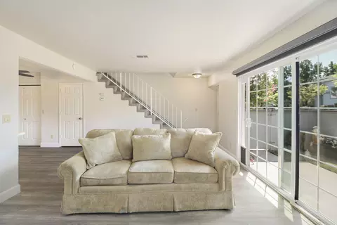 Living - 200 Ridgetop Dr #4, Redding, CA 96003 photo 3 of 4