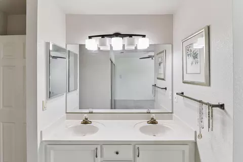 Bath - 200 Ridgetop Dr #4, Redding, CA 96003 photo 2 of 3