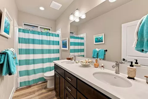 Bath - 3577 Laver St, Redding, CA 96002 photo 4 of 5