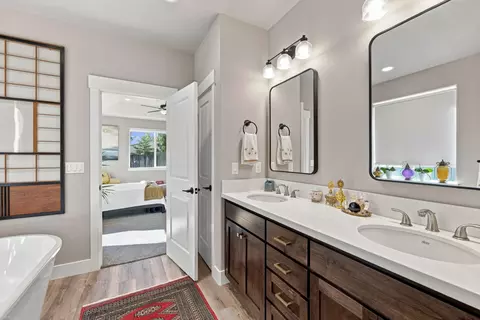 Bath - 3577 Laver St, Redding, CA 96002 photo 1 of 5