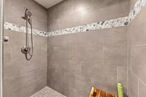 Bath - 3577 Laver St, Redding, CA 96002 photo 3 of 5