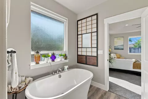 Bath - 3577 Laver St, Redding, CA 96002 photo 2 of 5