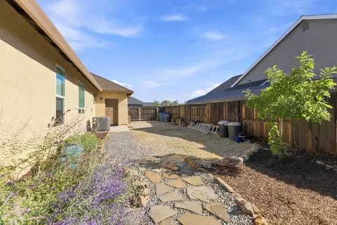 Exterior - 3577 Laver St, Redding, CA 96002 photo 7 of 10