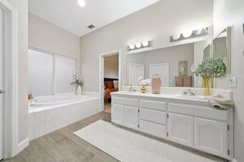 Bath - 332 Franciscan Trl, Redding, CA 96003 photo 1 of 3