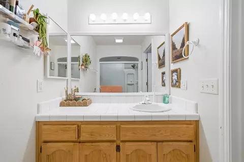 Bath - 332 Franciscan Trl, Redding, CA 96003 photo 3 of 3