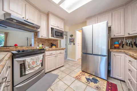 Kitchen - 9047 Chaparral Dr, Redding, CA 96001 photo 5 of 6