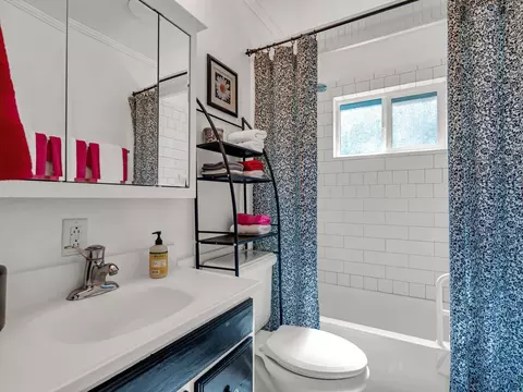 Bath - 1541 Lewiston Rd, Lewiston, CA 96052 photo 1 of 3