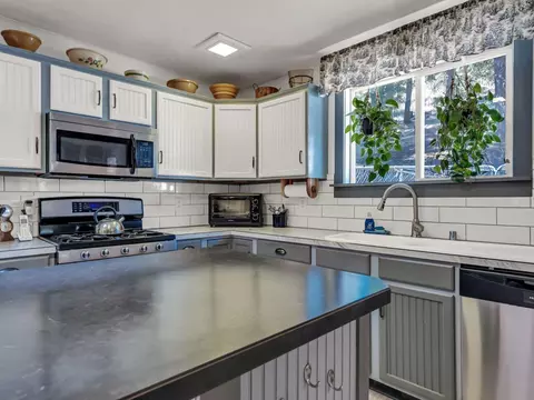 Kitchen - 1541 Lewiston Rd, Lewiston, CA 96052 photo 3 of 5