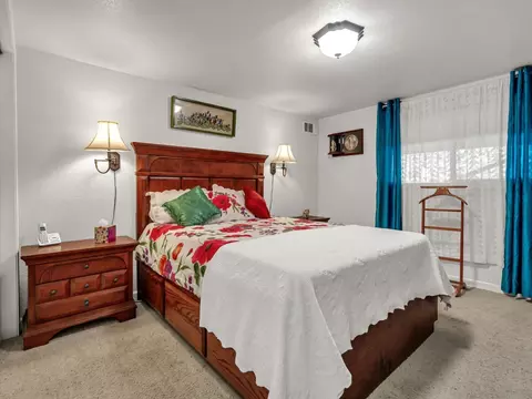 Bedroom - 1541 Lewiston Rd, Lewiston, CA 96052 photo 2 of 2