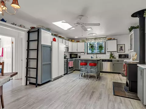 Kitchen - 1541 Lewiston Rd, Lewiston, CA 96052 photo 1 of 5