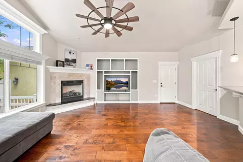 Living - 19355 Jacqueline St, Anderson, CA 96007 photo 2 of 6
