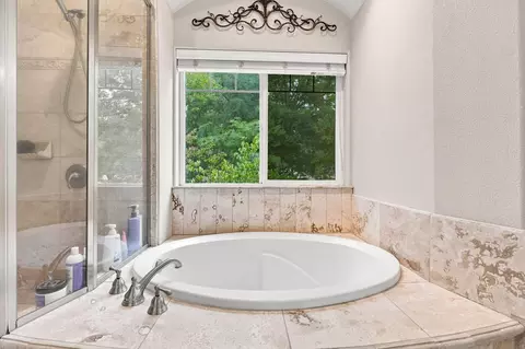 Bath - 19355 Jacqueline St, Anderson, CA 96007 photo 2 of 10