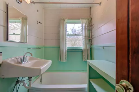 Bath - 441 Creekside Rd, Hyampom, CA 96046 photo 2 of 2