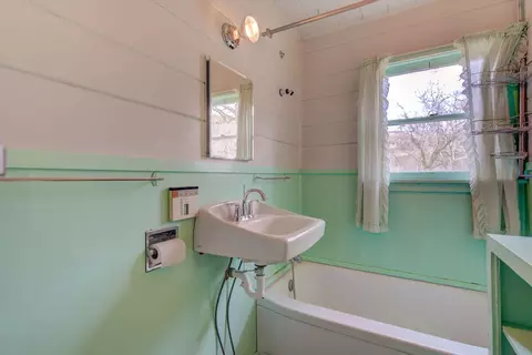 Bath - 441 Creekside Rd, Hyampom, CA 96046 photo 1 of 2