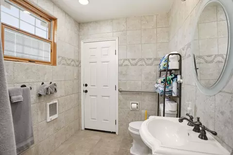 Bath - 19640 Dairyland Dr, Redding, CA 96002 photo 8 of 9