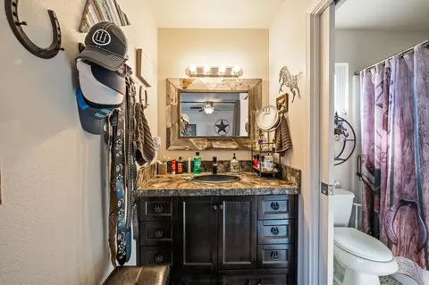 Bath - 4065 Meander Dr, Redding, CA 96001 photo 2 of 3