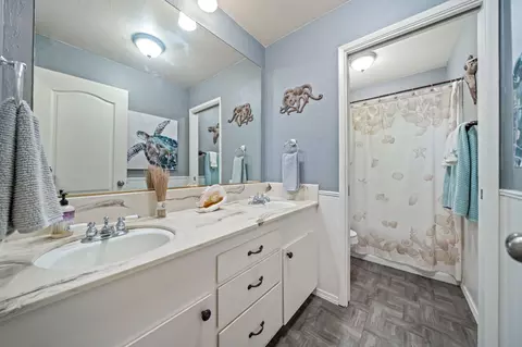Bath - 4065 Meander Dr, Redding, CA 96001 photo 1 of 3