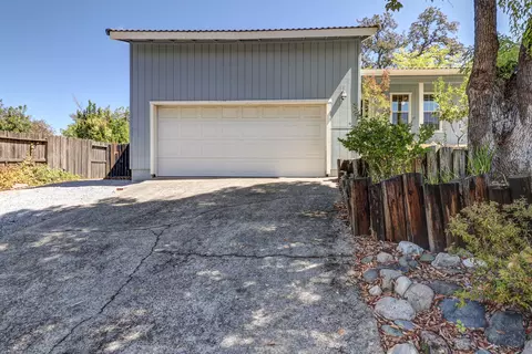 Exterior - 3605 Summit Dr, Redding, CA 96001 photo 15 of 17