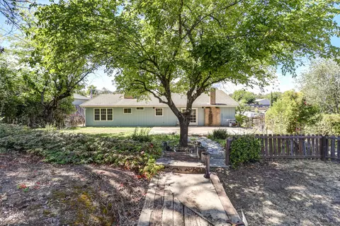 Exterior - 3605 Summit Dr, Redding, CA 96001 photo 12 of 17