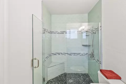 Bath - 3605 Summit Dr, Redding, CA 96001 photo 2 of 3