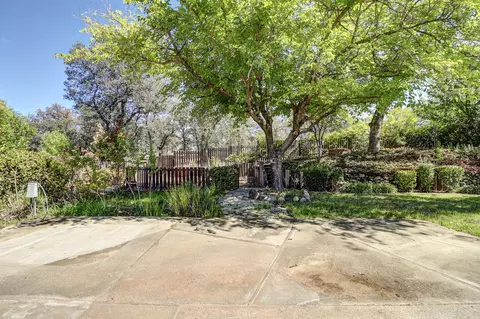 Exterior - 3605 Summit Dr, Redding, CA 96001 photo 6 of 17